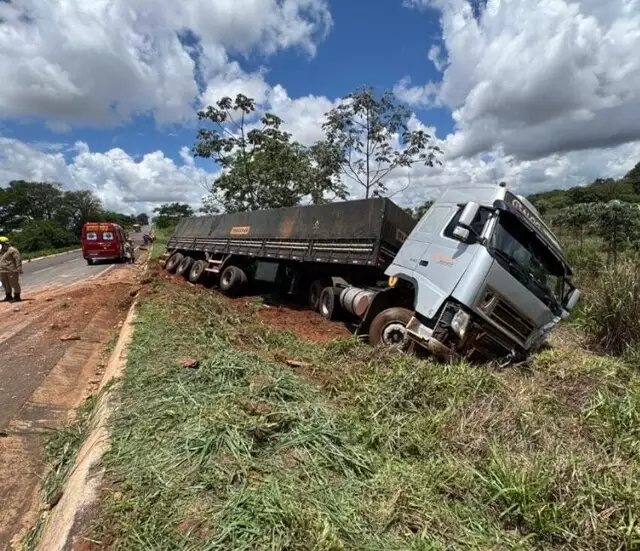 CARRETA Motorista morre ao bater frontalmente com carreta e carro se partir ao meio