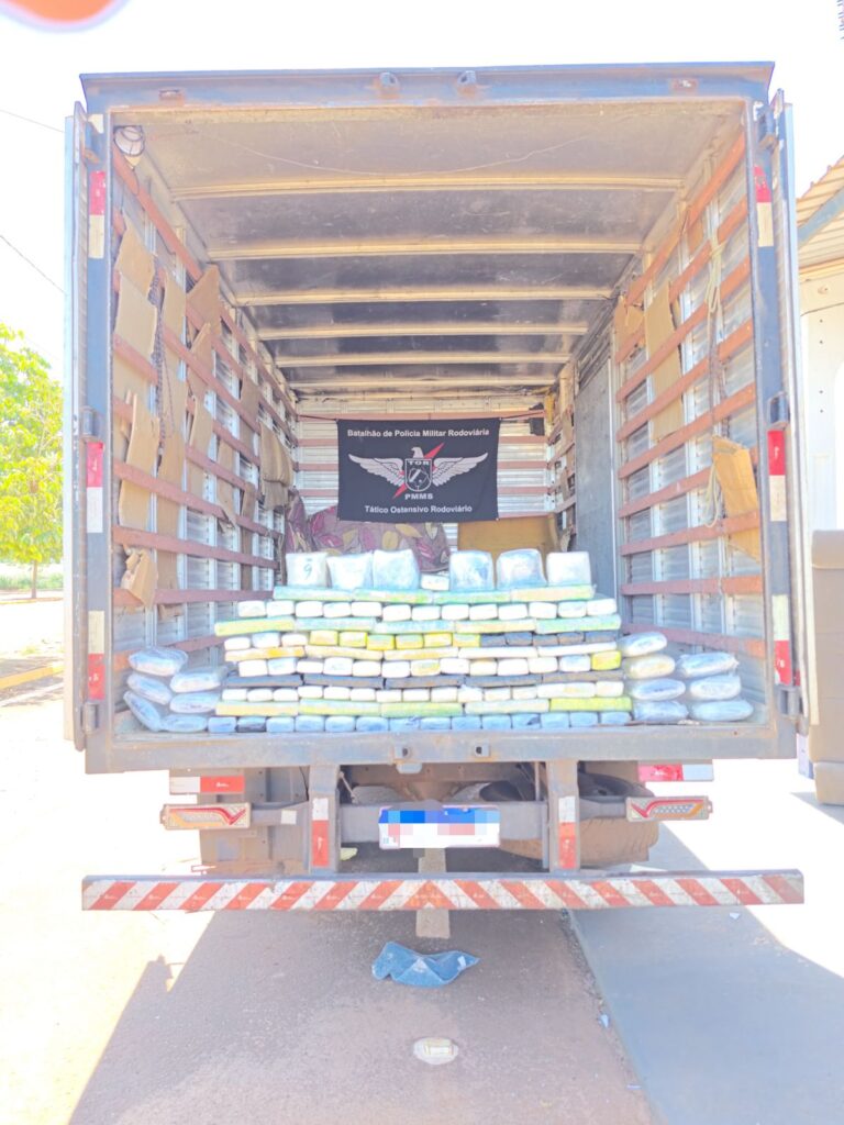 WhatsApp-Image-2025-12-10-at-17.42.32-768x1024 Caminhão com mudança é apreendido com quase 100 quilos de maconha