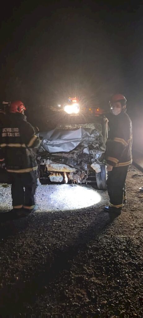 ACIDENTE_JOSIMAR-461x1024 Motorista de Saveiro morre em acidente envolvendo carreta na MS-276