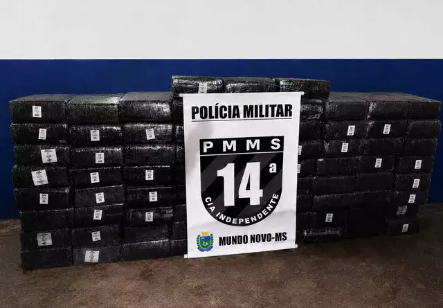 DROGA_MUNDO_NOVO Traficante foge a pé após capotar carro com mais de 1 tonelada de maconha