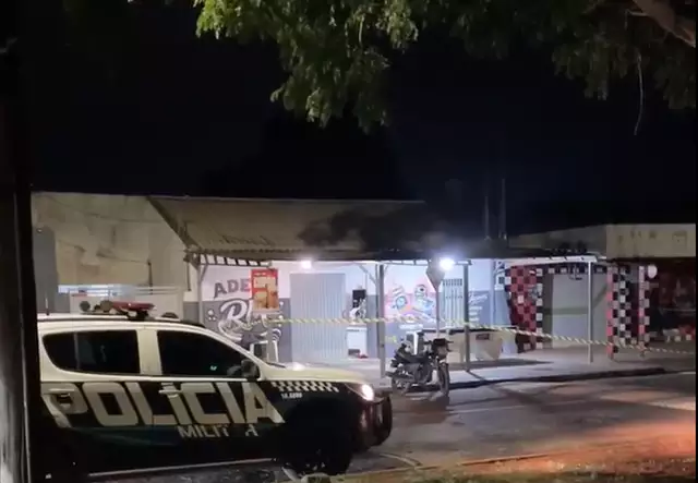Rapaz com várias passagens é executado por dupla em moto em frente a bar