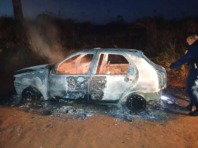 CARRO_QUEIMADO-1 Homem é executado com tiros de fuzil e pistola na frente da esposa na fronteira com o Paraguai