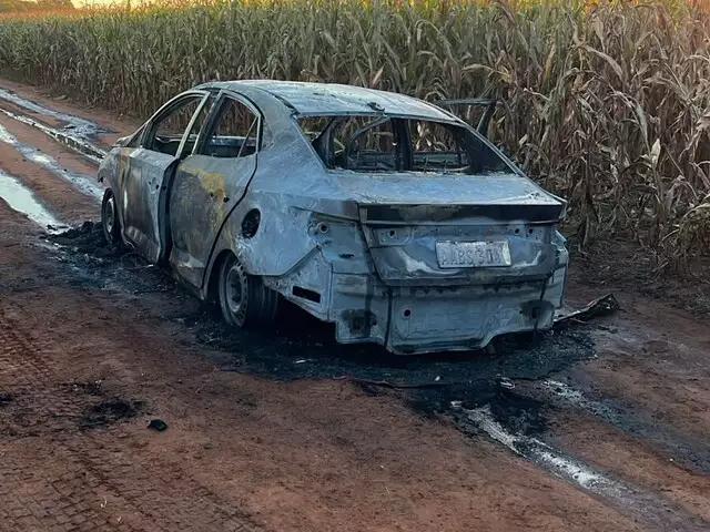 CARRO_QUEIMADO Traficante e filho de bandido lendário é executado na fronteira com 20 tiros