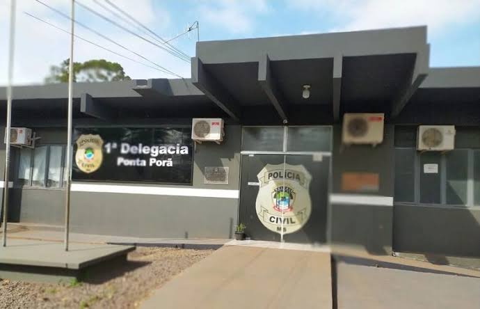 Criminoso abre carro estacionado em frente à residência e furta carteira e som