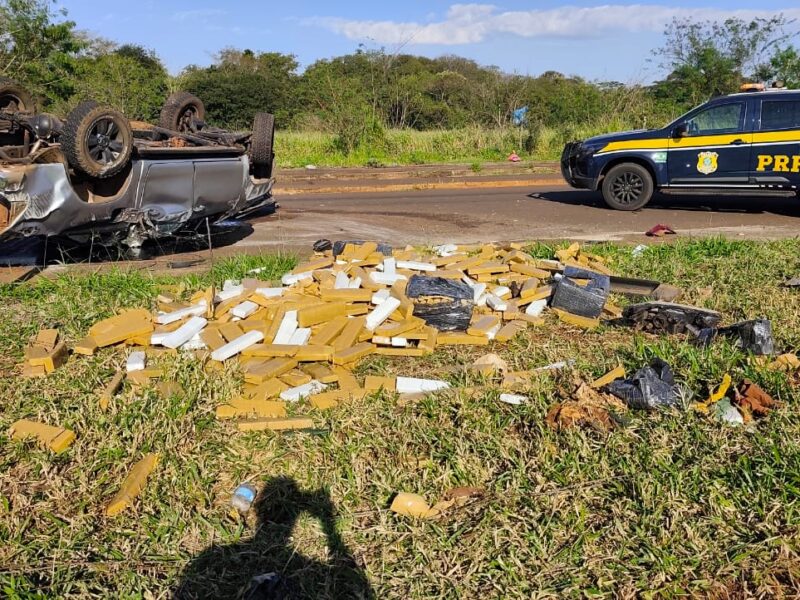 Fuga em alta velocidade acaba com Hilux destruída e motorista desaparecido em área de mata