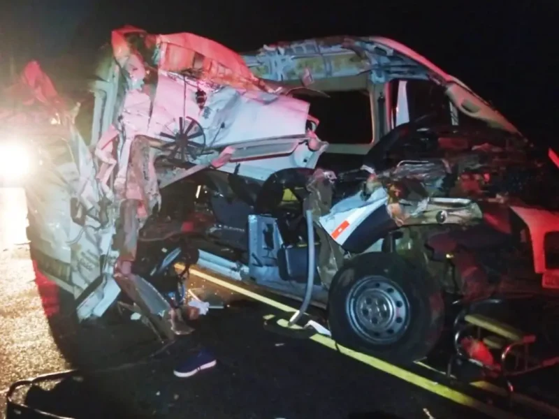Acidente envolvendo caminhão, carro e van de prefeitura deixa 4 mortos em MS
