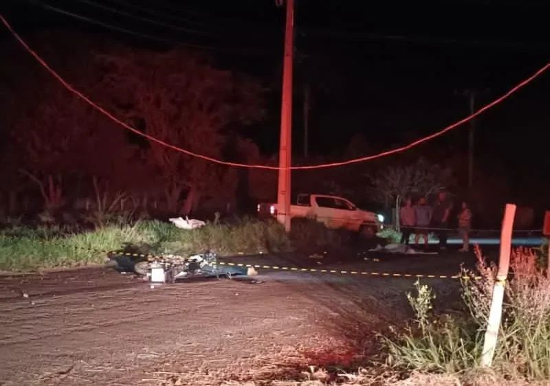 Dupla morre após bater moto em poste de iluminação em assentamento