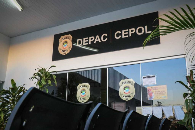Após fugir por telhados, homem tenta atacar policiais com faca e acaba baleado
