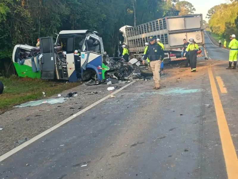 Corpos das vítimas de acidente no Paraná são retirados da pista