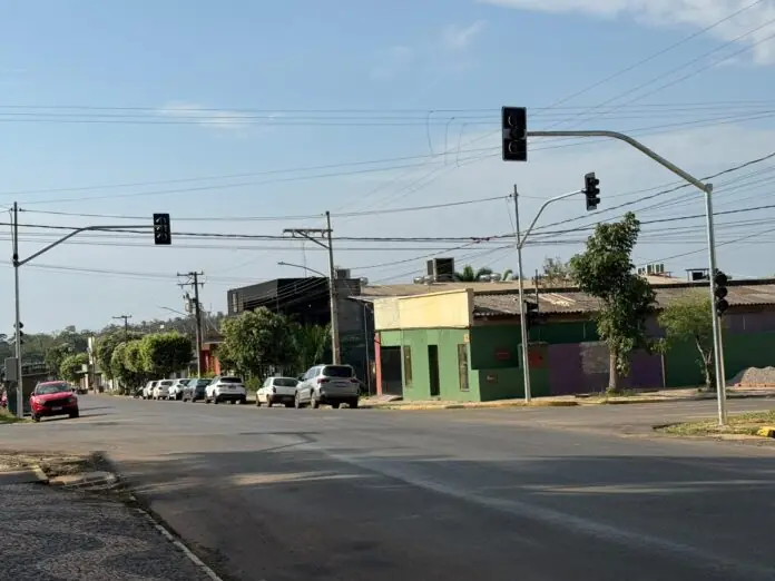 Novo semáforo é instalado no cruzamento das ruas 29 de Maio e das Flores