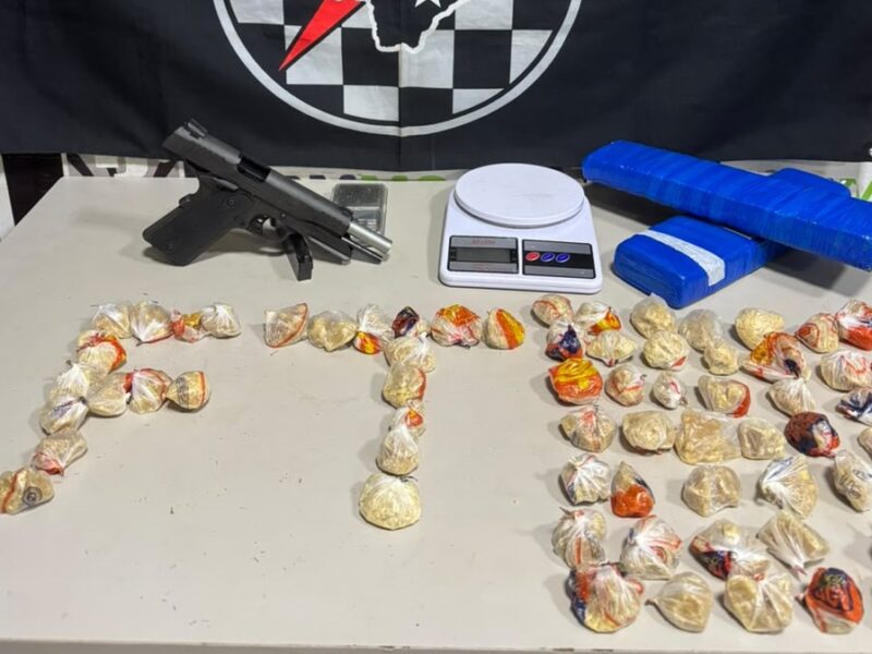 Abordagem em ponto de tráfico termina com apreensão de arma, drogas e prisão de irmãos