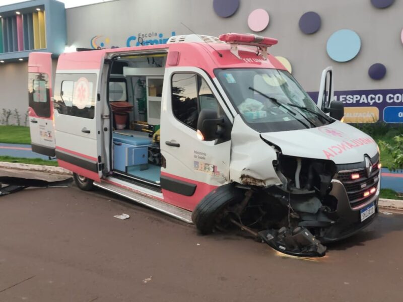 Motorista e 4 crianças ficam feridas após colisão com ambulância do Samu