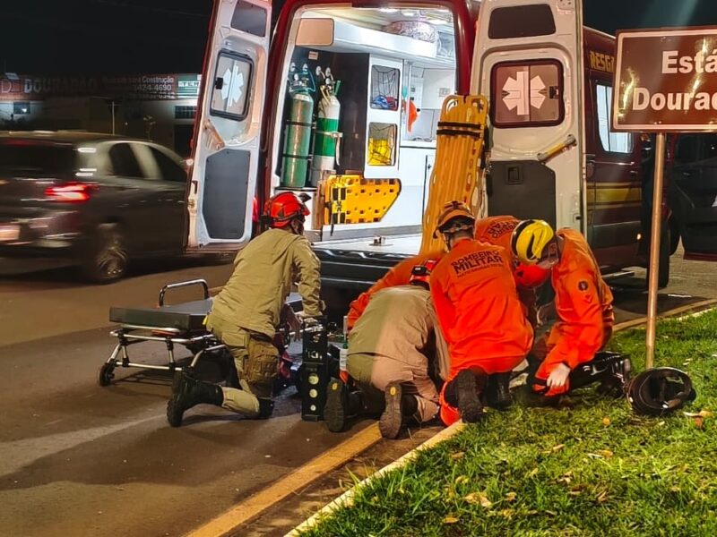 Homem perde o controle da moto, bate em placa e morre após atendimento