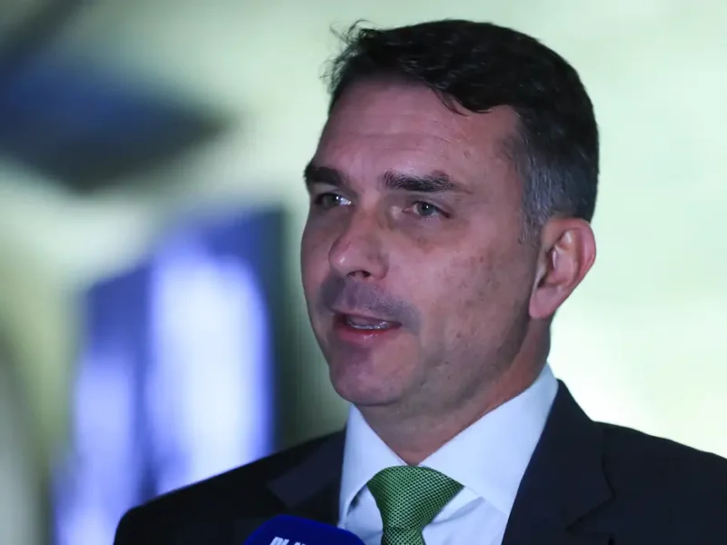 Mendonça incluiu Flávio Bolsonaro como investigado no caso Dark Horse