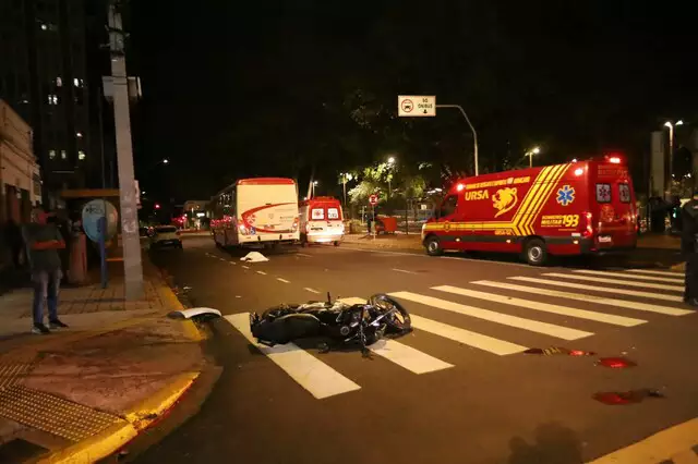 Adolescente morre após moto ser atingida por ônibus no Centro da Capital