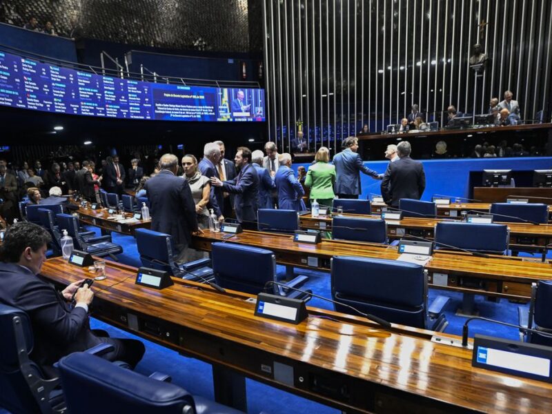 Aziz articula rito especial para levar PEC da escala 6×1 ao plenário