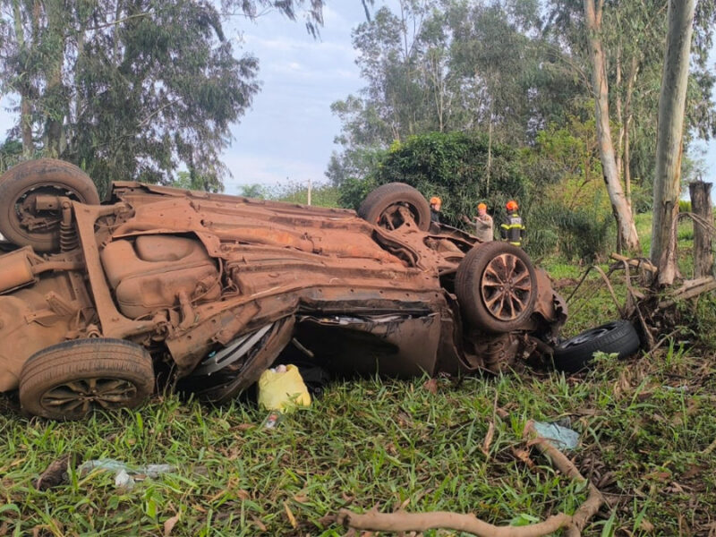 Motorista morre após carro sair da pista, capotar e bater contra eucalipto