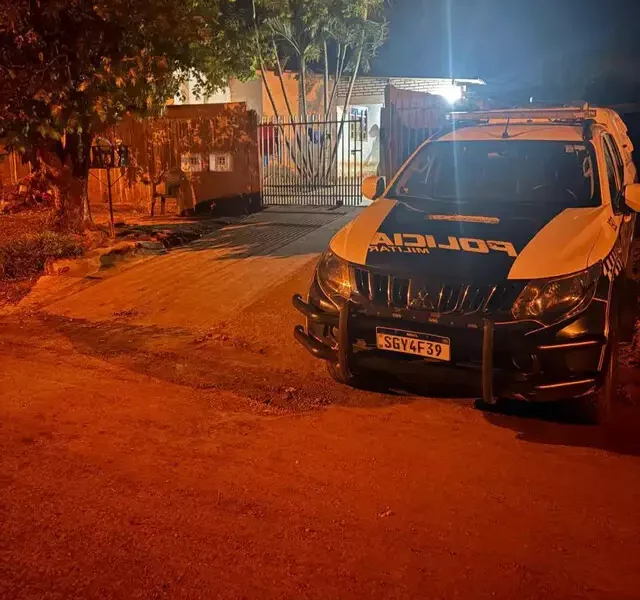 Rapaz é chamado pelo nome por trio e morto na frente da esposa e dos filhos