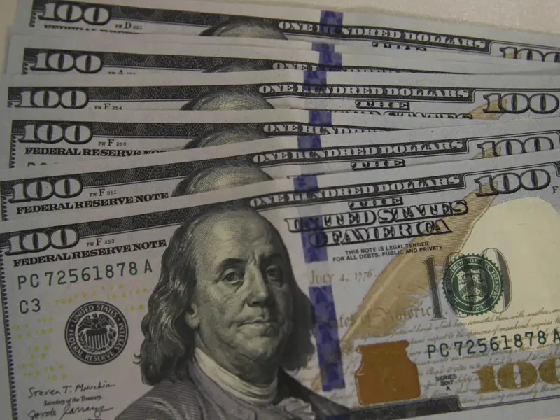 Dólar cai a R$ 5, e bolsa sobe quase 8% após primeiro turno