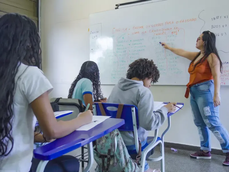 Flávio quer escolas militares e Lula propõe ampliar educação integral