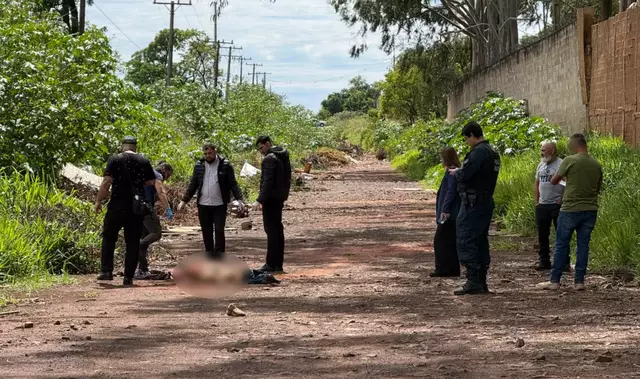 Homem é encontrado morto com marcas de facada e atropelamento