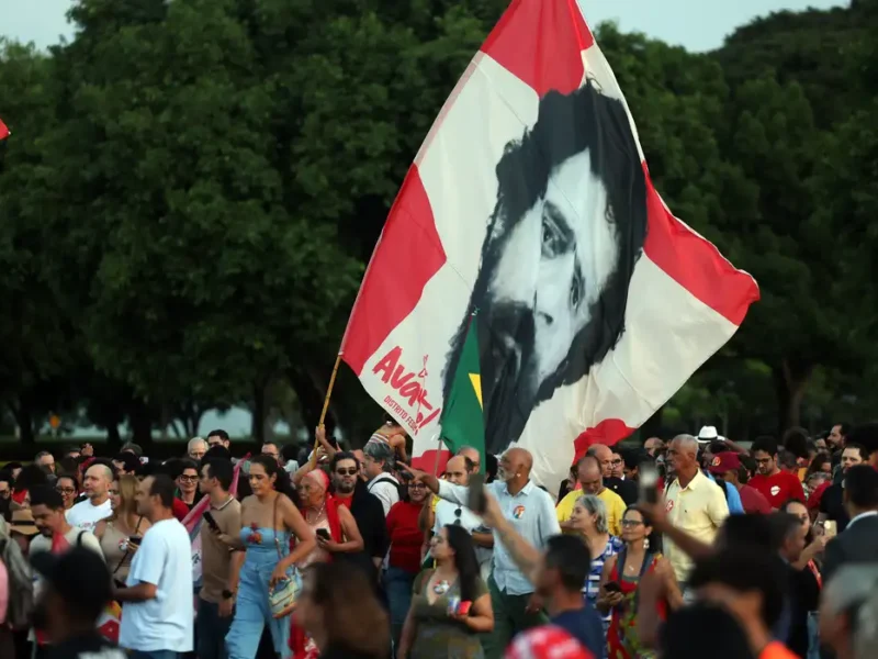 Lula e eleitores idosos se emocionam em “festa de aniversário”