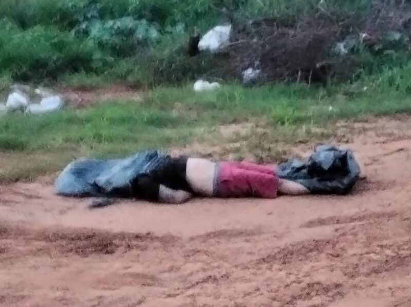 Homem é encontrado morto com mãos amarradas em estrada vicinal