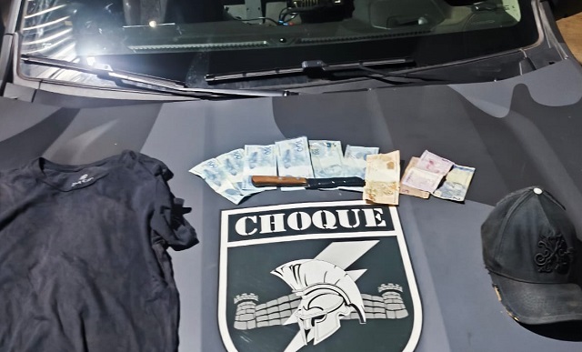 Após ameaçar funcionários de farmácia, homem tenta trocar de roupa e acaba preso
